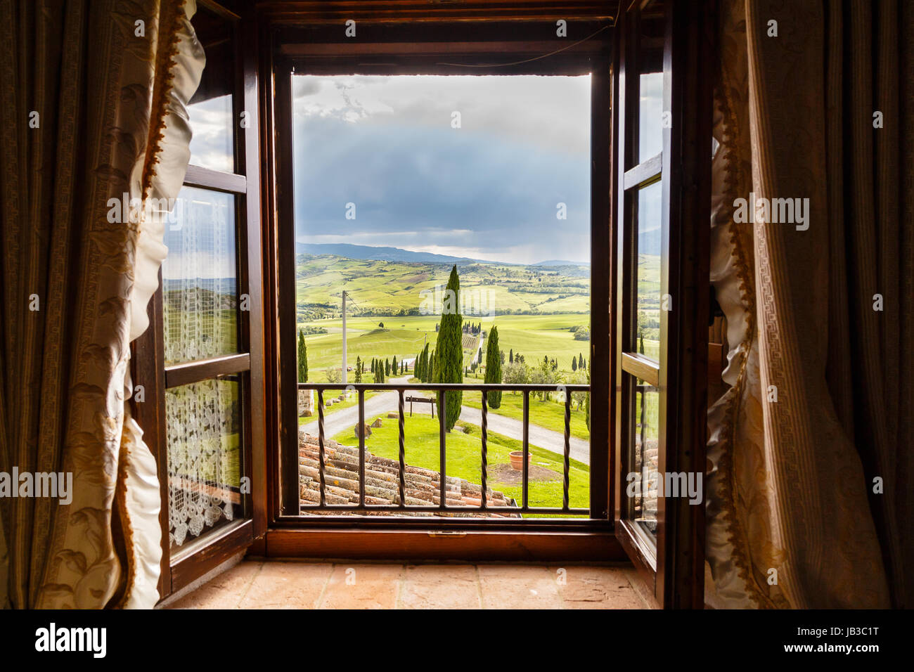 Consente di visualizzare la finestra. Toscana, Italia. Viaggiare in Europa  Foto stock - Alamy