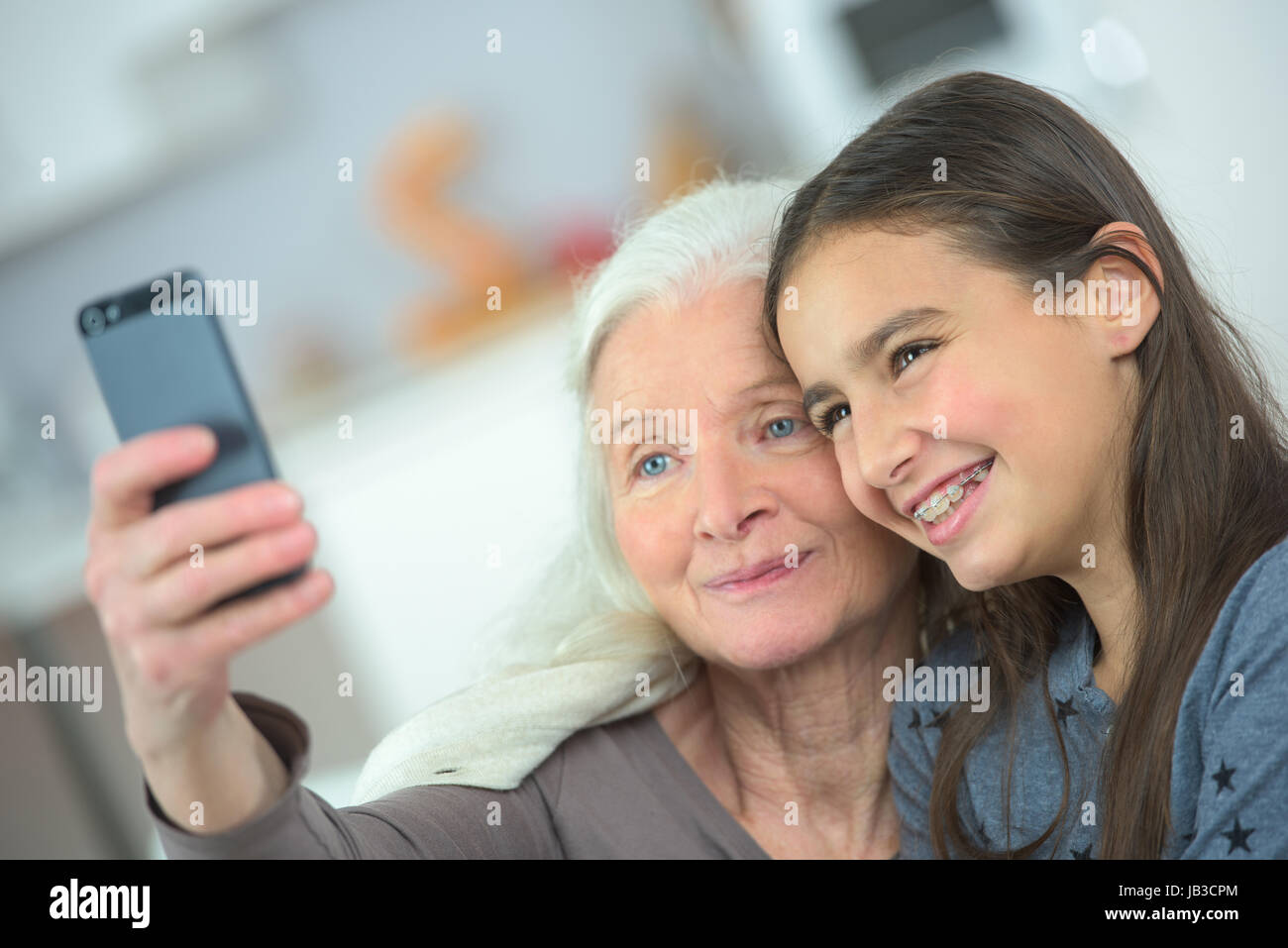 La generazione di due donne che fanno un divertente selfie insieme Foto Stock