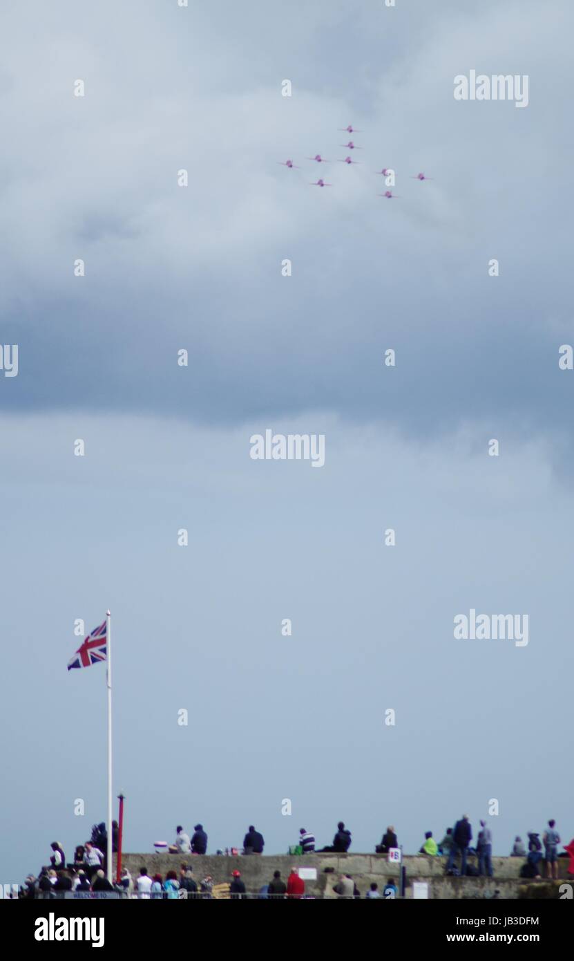 Le frecce rosse, Concorde Formazione, RAF Team acrobatico, Hawk T1, Torbay Airshow 2017. Oltre Paignton porto e la bandiera europea. Devon, Regno Unito Foto Stock