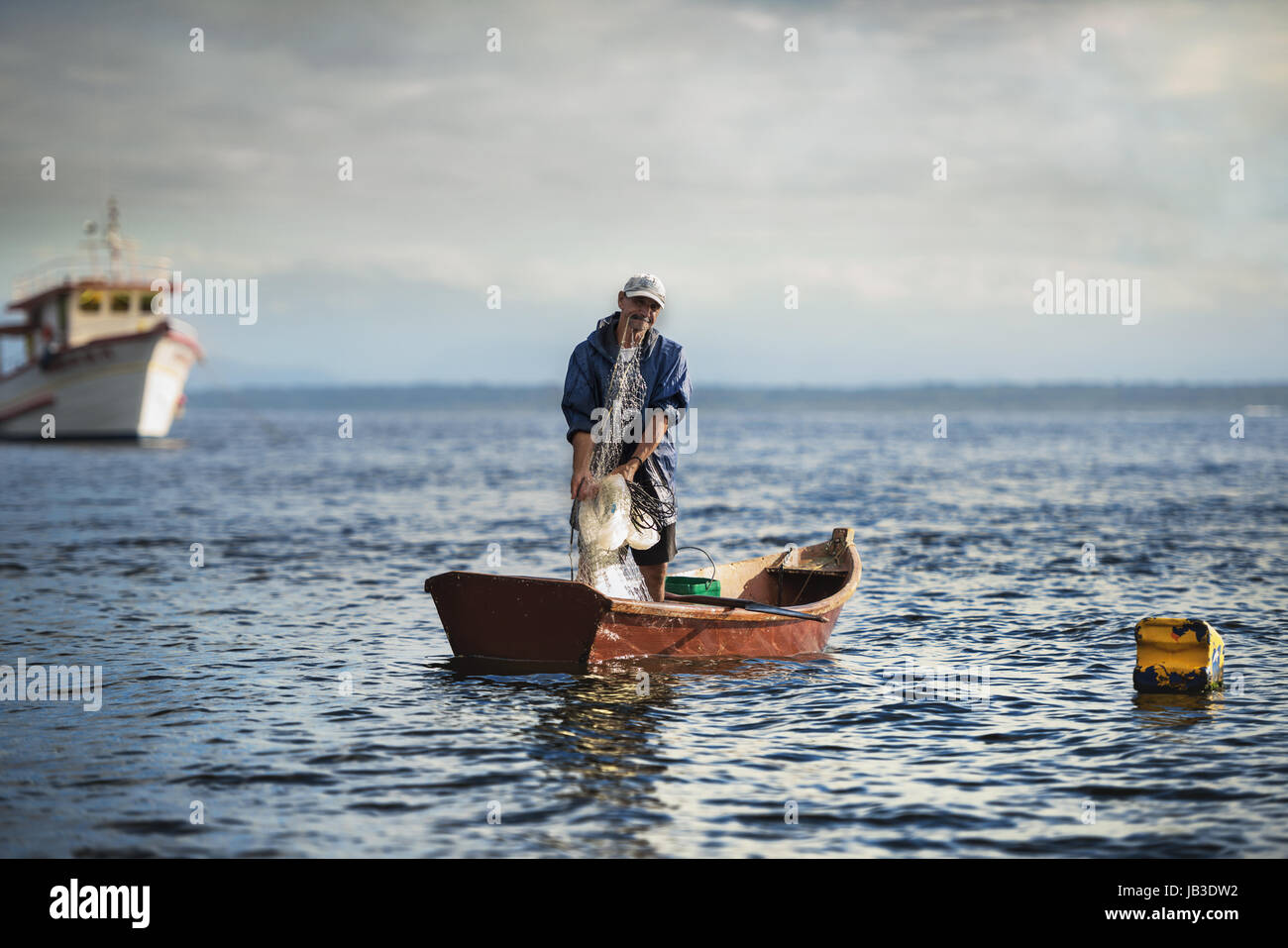 Pontal do Sul, Paraná, Brasile - 3 Giugno 2017: pescatore sulla sua barca da pesca da solo. Foto Stock
