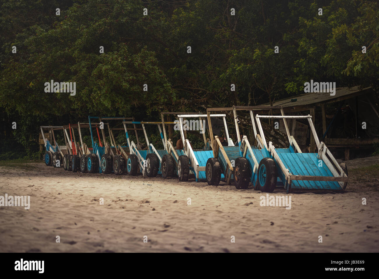 Ilha do Mel, Paraná, Brasile - 3 Giugno 2017: carrelli in legno parcheggiato sulla sabbia della spiaggia. Foto Stock