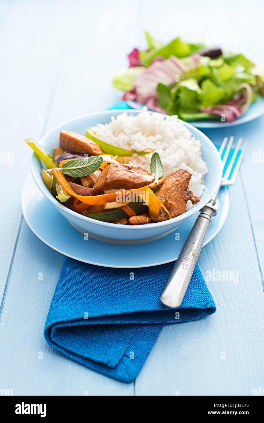 Carni di pollo con verdure e riso close up shoot Foto Stock