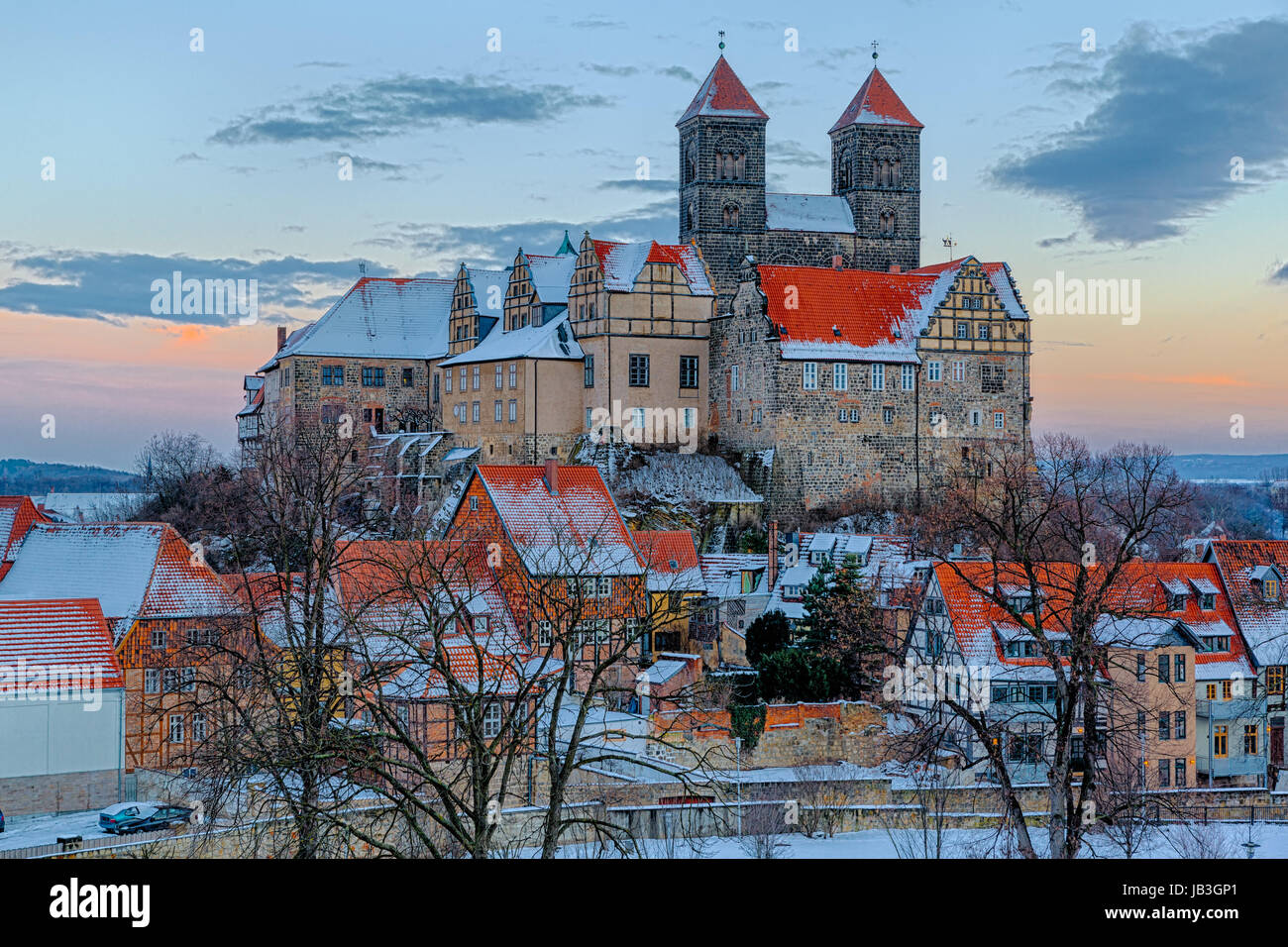 Das Quedlinburger Schloss und Stiftskirche im Winter beim Sonnenuntergang Foto Stock