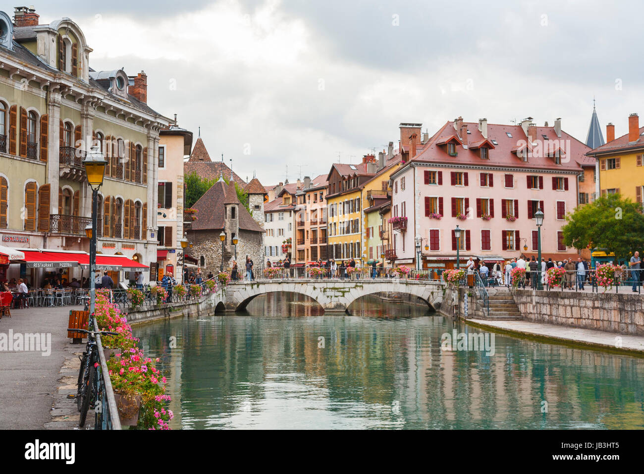 Fiorito di Riverside Walk, ponte sopra il fiume Thiou e ed edifici storici nel centro della città vecchia di Annecy, Francia Foto Stock