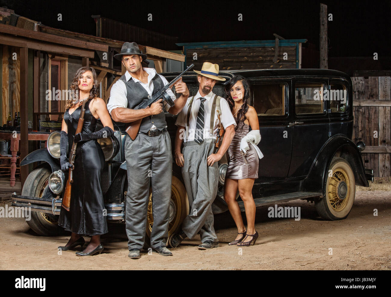 Gruppo di maschio e femmina gangster con pistole Foto Stock