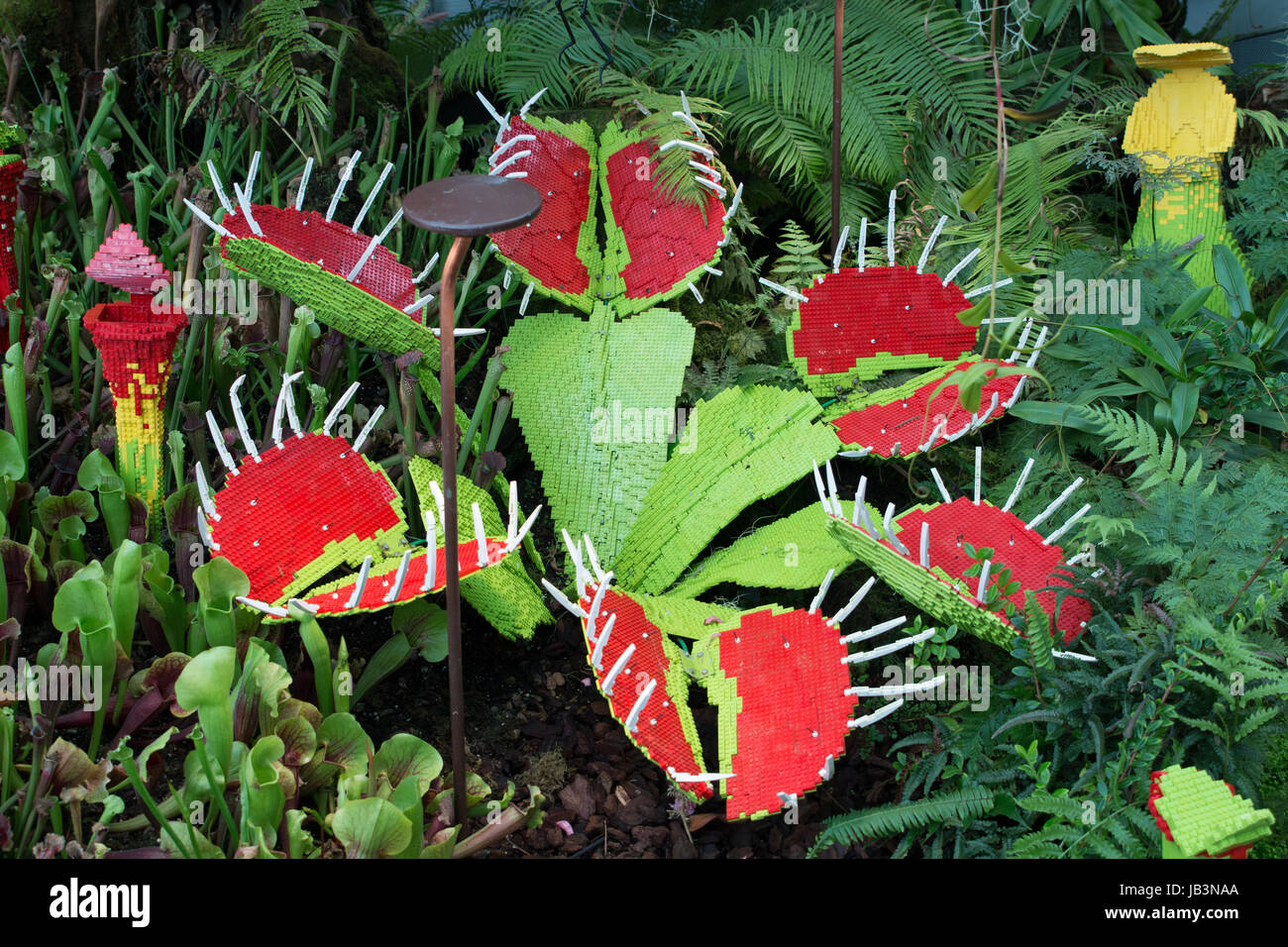 I modelli di Lego del lanciatore piante nel Cloud Forest serra in giardini  dalla Baia di Singapore Foto stock - Alamy