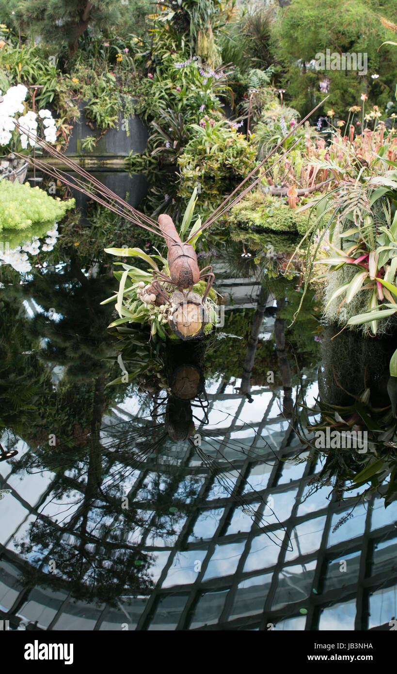 Scultura in acciaio di una libellula nella foresta nuvolosa in giardini dalla Baia di Singapore Foto Stock