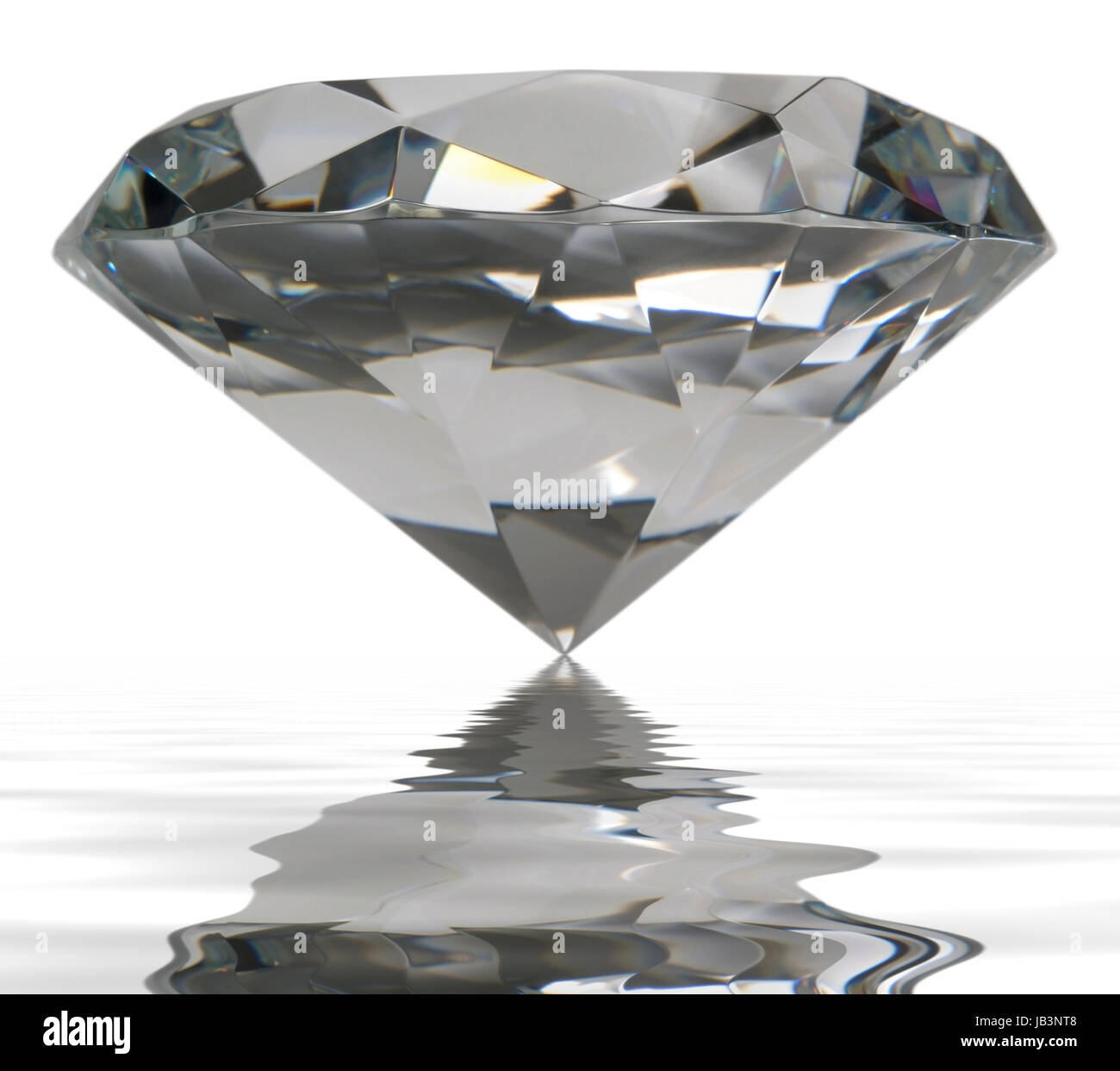 Diamond riflettente sulla superficie di acqua nel retro bianco Foto Stock