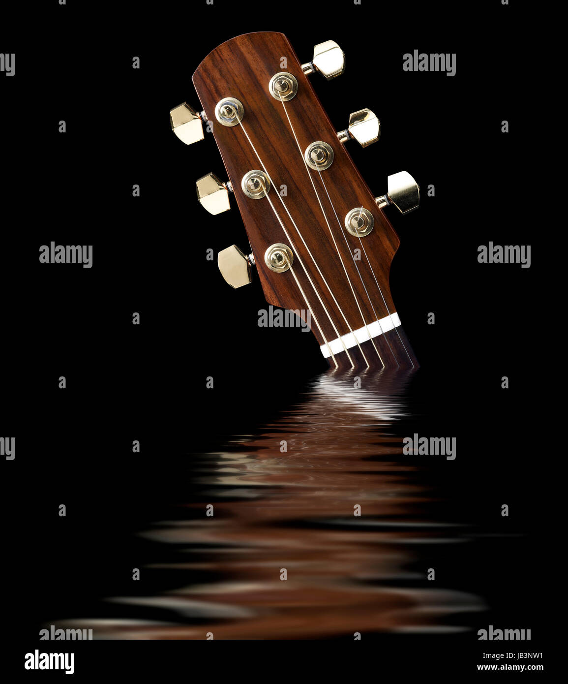Paletta di una chitarra acustica riflettente sulla superficie di acqua nella parte posteriore in nero Foto Stock