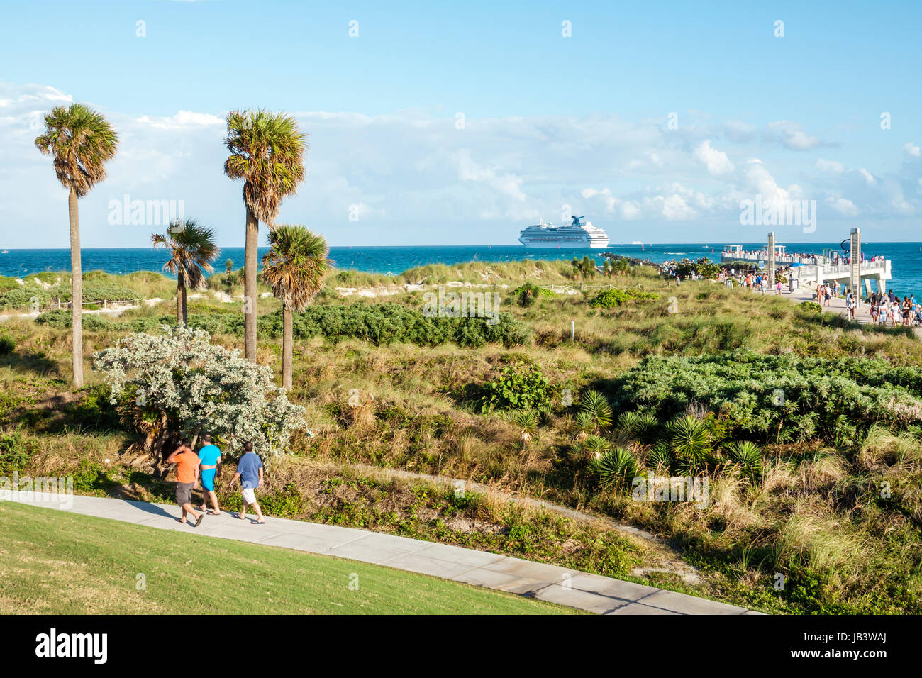 Miami Beach Florida, Oceano Atlantico, South Pointe Park, sentiero a piedi, dune native, erba, vegetazione, vista oceano, molo, nave da crociera con partenza, porto, FL170401014 Foto Stock