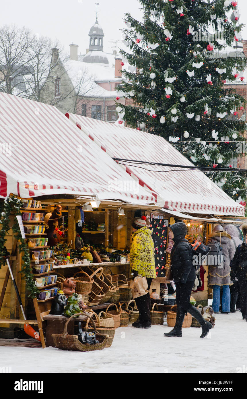 RIGA, Lettonia - 24 dicembre: persone piace il mercatino di Natale a Riga il 24 dicembre 2012 a Riga , Lettonia. È la Lettonia più antico Mercato di Natale con una storia molto lunga . Foto Stock