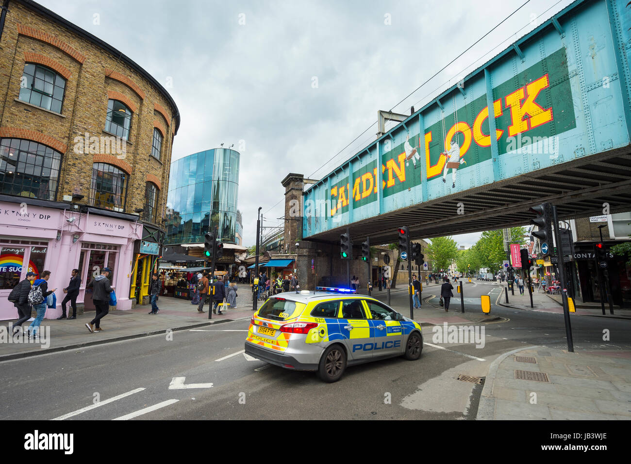 Londra - Giugno 8, 2017: Polizia auto passando attraverso il Camden Lock area di Londra il giorno delle elezioni. Foto Stock