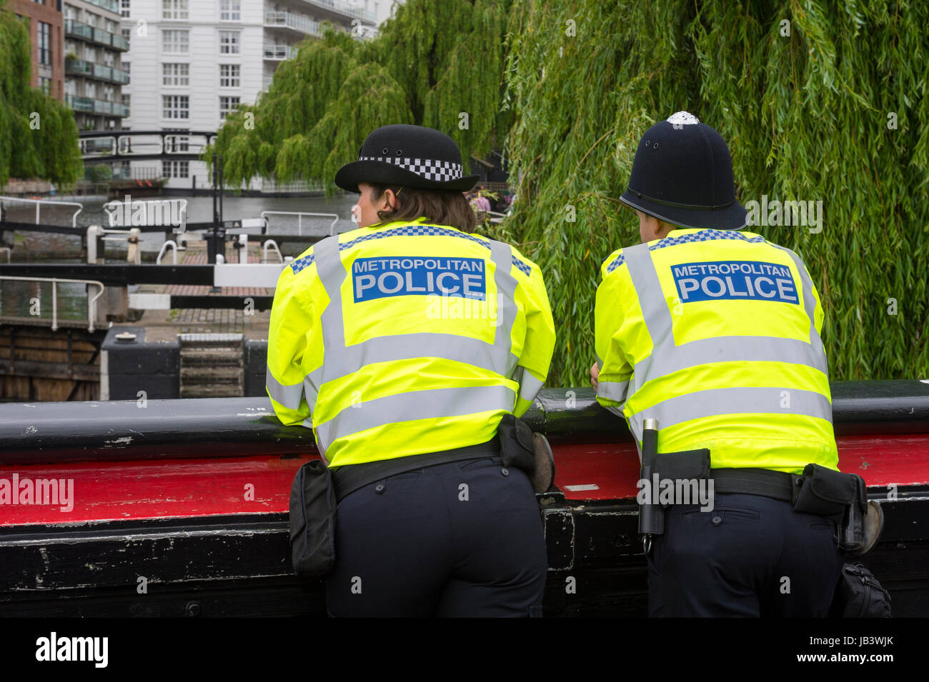 Londra - Giugno 08, 2017: Metropolitan due poliziotti in alta visibilità giacche vegliare su Camden Lock a Londra. Regno Unito il giorno delle elezioni Foto Stock