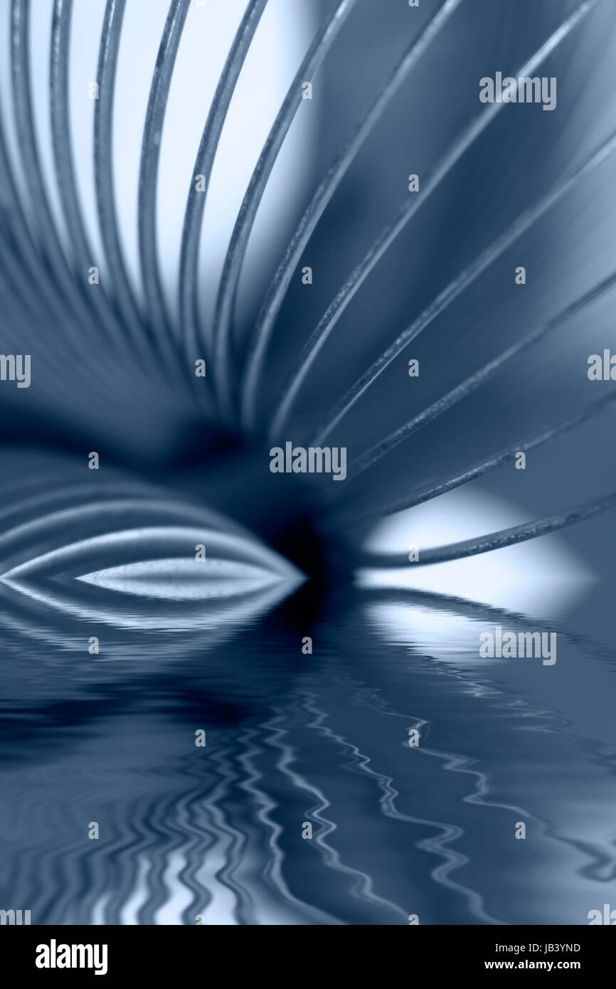 Abstract sfondo mostrante una tonalità blu dettaglio di una serpentina metallica e il mirroring della superficie dell'acqua Foto Stock