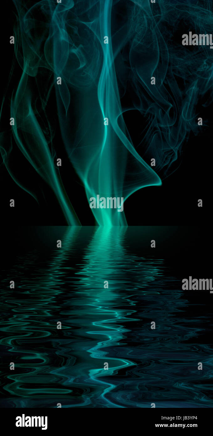 Colorato di blu e verde di fumo riflettente sulla superficie di acqua nella parte posteriore in nero Foto Stock