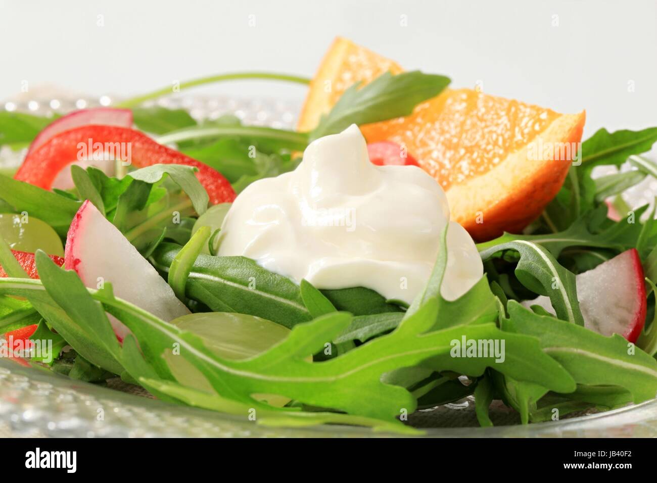 Insalata con radicchio, pepe e uva Foto Stock