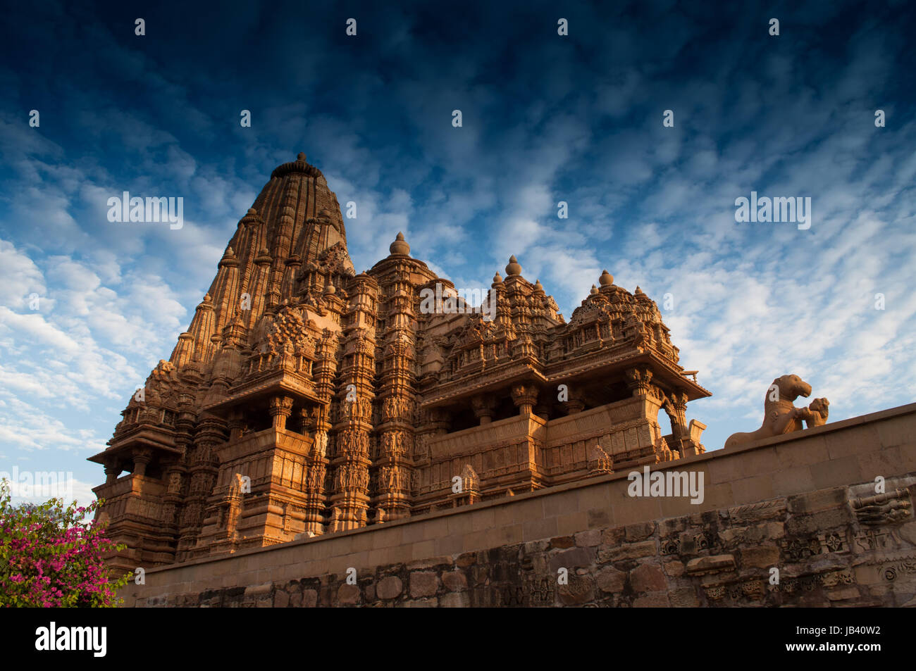 Kandariya Mahadeva tempio dedicato al dio Shiva, Western templi di Khajuraho, Madya Pradesh, India. Khajuraho è un sito patrimonio mondiale dell'UNESCO, popolare per i turisti di tutto il mondo. Foto Stock