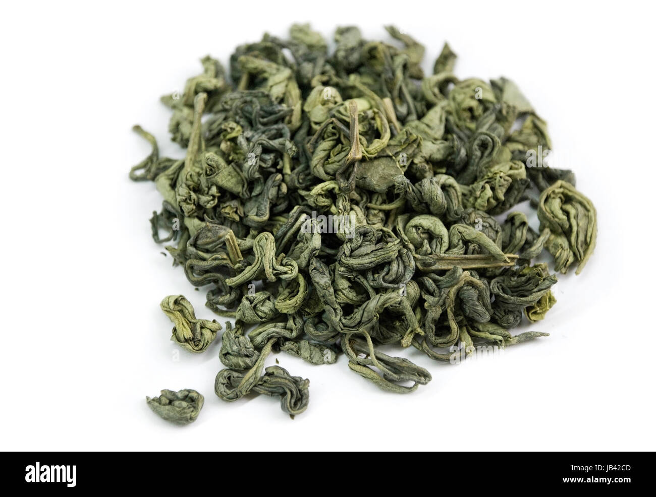 Essiccato di foglie di tè verde su bianco Foto Stock