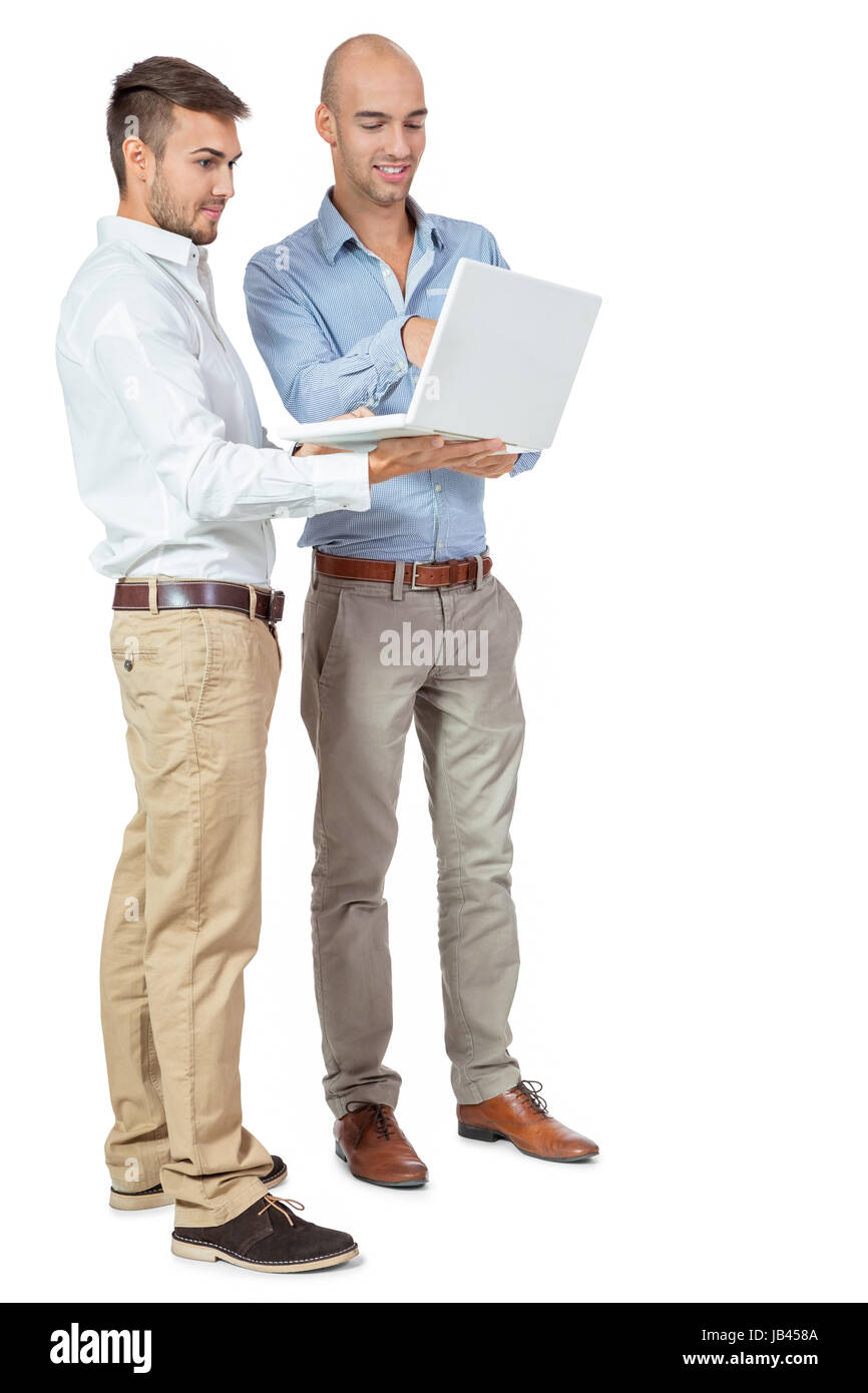 Junge zwei Erwachsene geschäftsmänner mit laptop im Gespräch isoliert auf weissem hintergrund Foto Stock