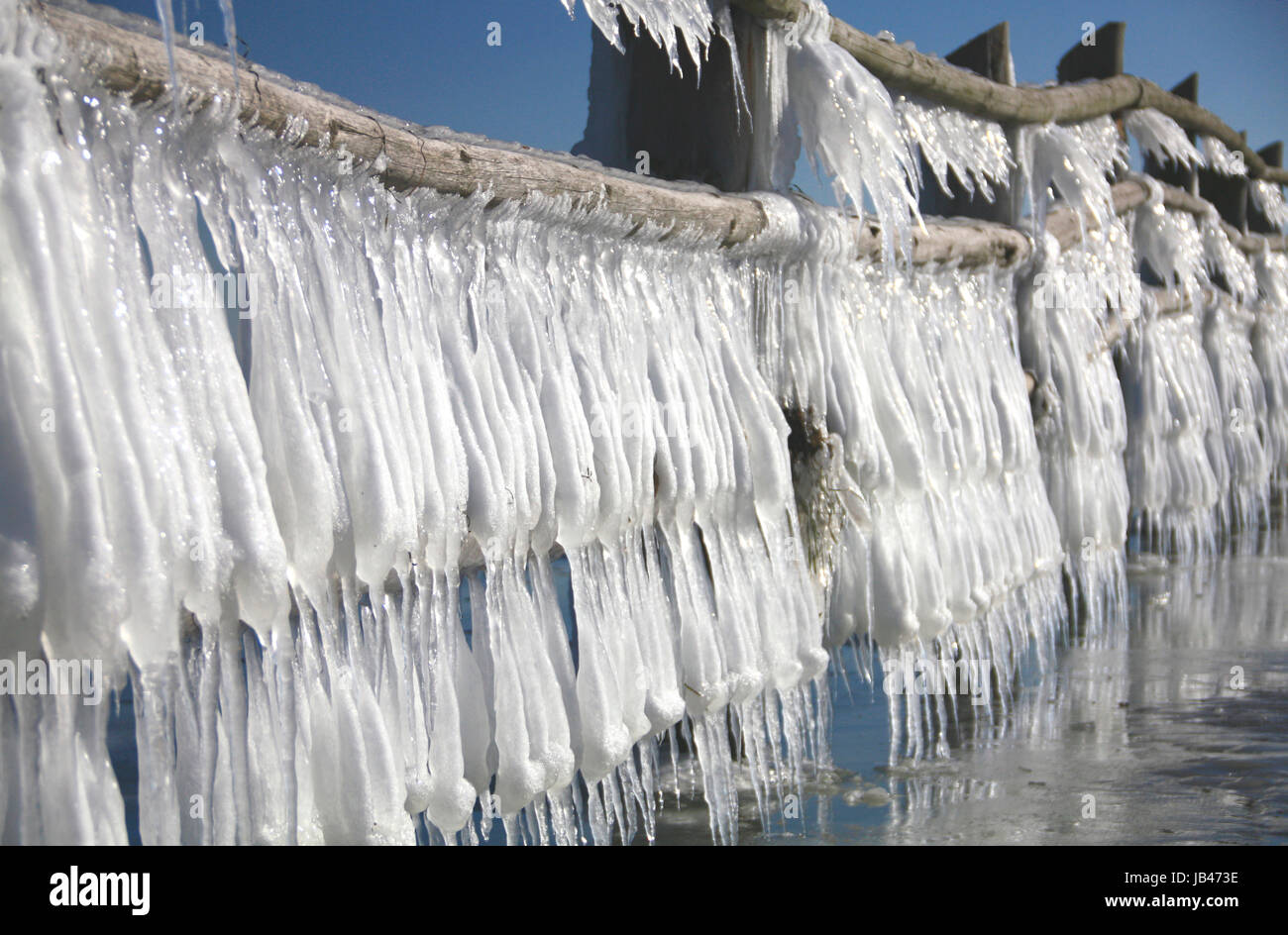 Un Eiszapfen einem Holzzaun an der Ostsee, Nationalpark Vorpommersche Boddenlandschaft, Darss, bei Prerow, Meclenburgo-Pomerania Occidentale, Germania Foto Stock