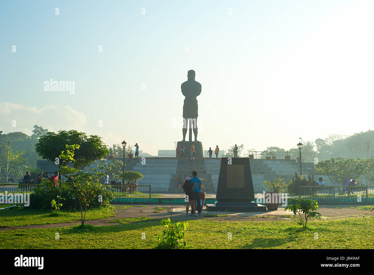 MANILA, Filippine - 01 Aprile 2012: la statua di sentinella della libertà (statua di Lapu Lapu-) nel Luneta Park, Metro Manila, Filippine Foto Stock