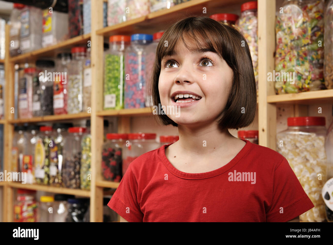 Giovane ragazza sorridente nel timore a righe di dolci Foto Stock