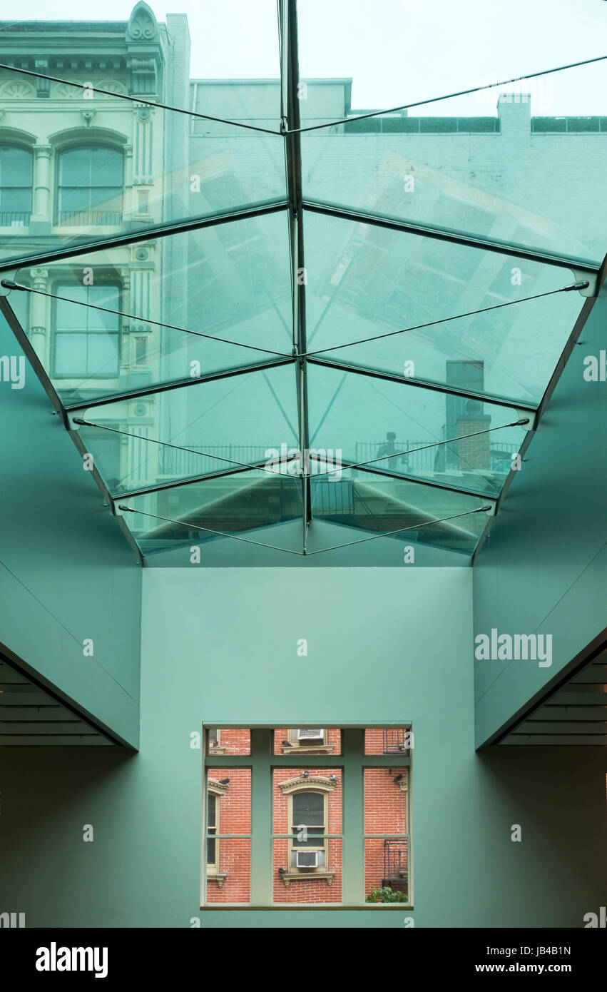 Vista dall'interno del Soho Apple store attraverso un lucernario e finestra Foto Stock