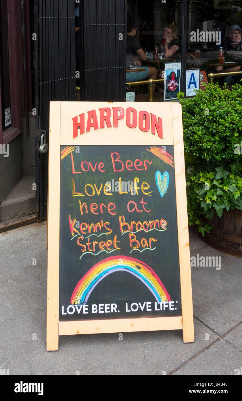 Amo la birra ama la vita Harpoon Brewer segno su una lavagna al di fuori della famosa Kenn la ginestra Street Bar SoHo di New York City Foto Stock