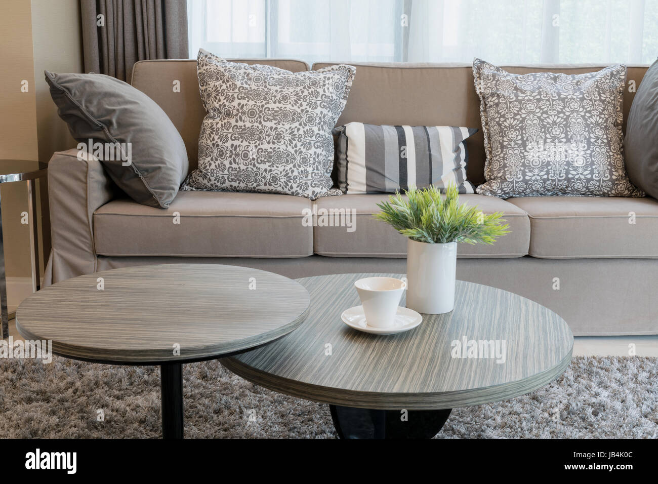 Sturdy brown tweed divano grigio con cuscini modellato Foto stock