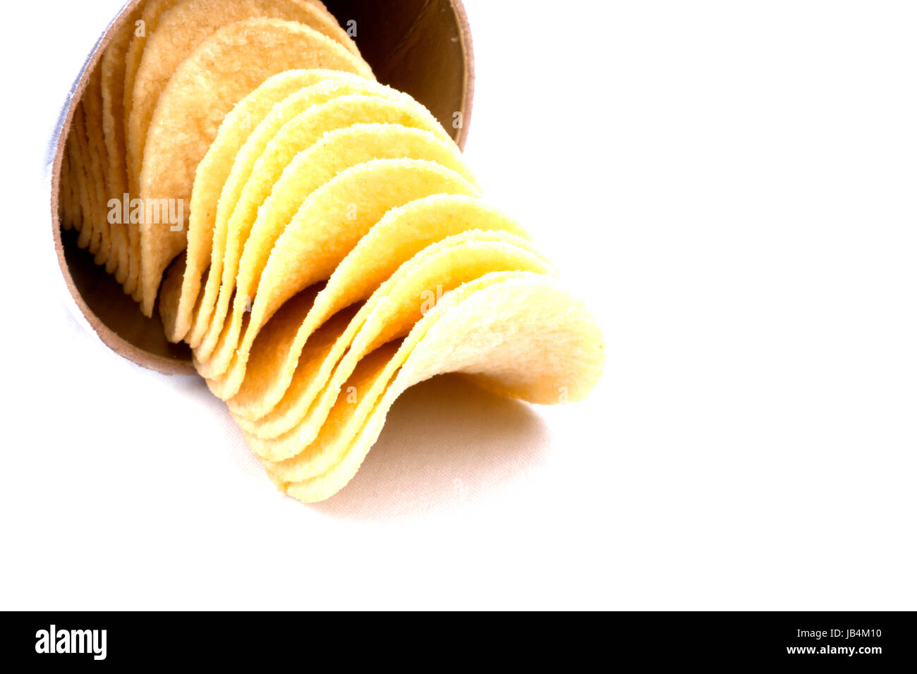 Gustose patatine (chip) isolato su sfondo bianco Foto Stock
