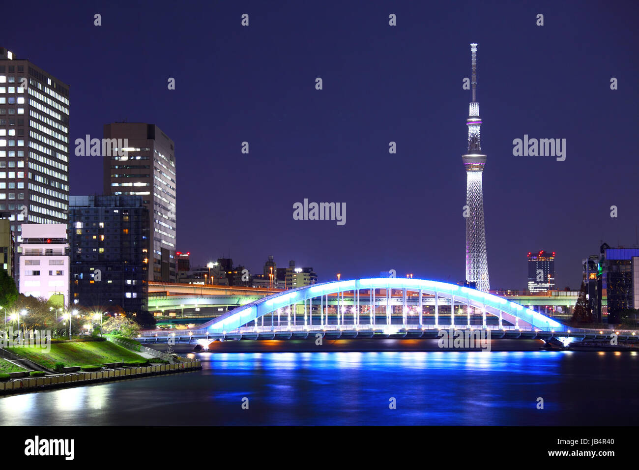 Paesaggio urbano di Tokyo di notte Foto Stock