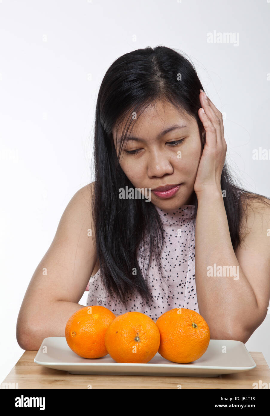 Ritratto di un simpatico giovane ragazza asiatica in studio Foto Stock