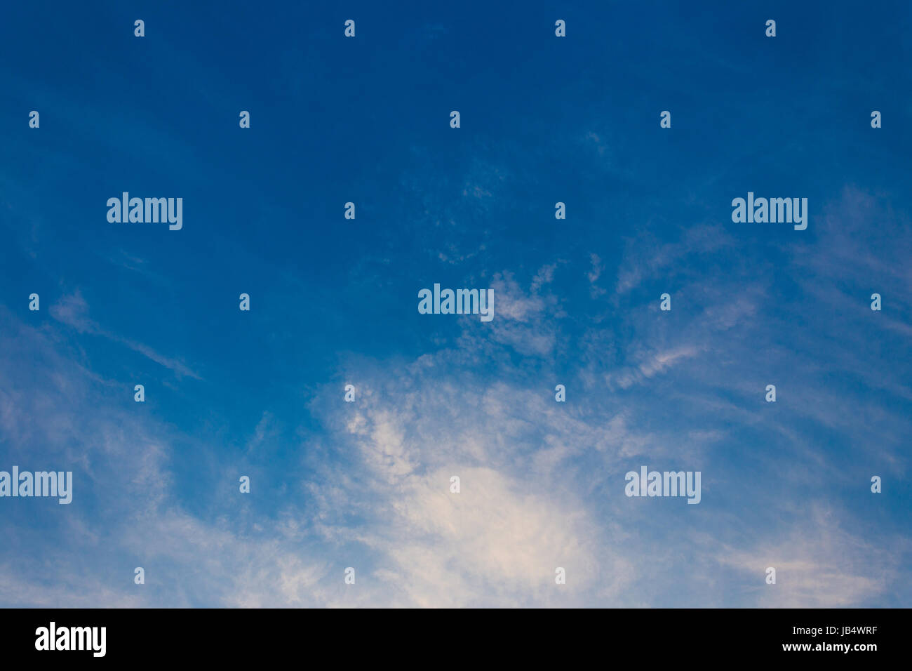 Morbide e soffici nuvole bianche contro il profondo blu del cielo, buona per il sentimento positivo tema sfondo Foto Stock