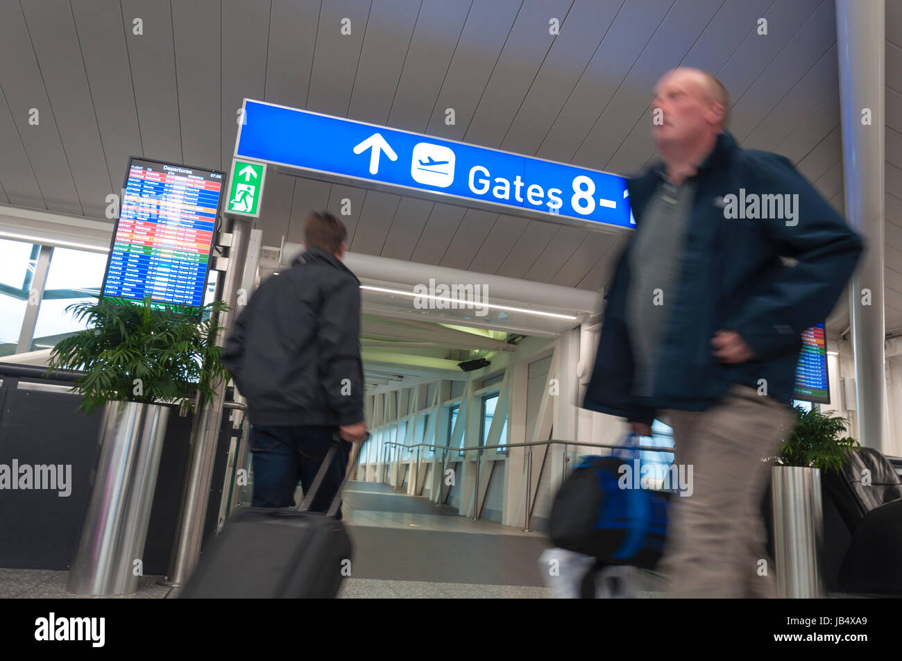 I passeggeri in partenza gates all'aeroporto di Bristol England Regno Unito Foto Stock