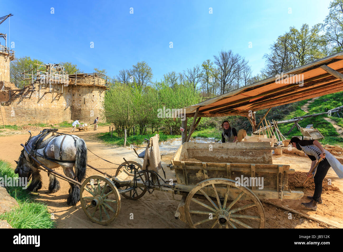 La Francia, la Puisaye, Yonne (89), Treigny, château de Guédelon, Chantier de construction d'onu château médiéval, chargement et transport de mortier de ch Foto Stock