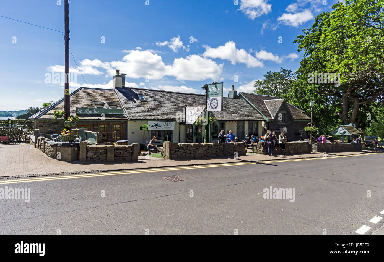 St Mocha coffee shop,Village shop & la Quercia ristorante cafe a Balmaha da Loch Lomond vicino a Drymen nella contea di Stirling Scozia Scotland Regno Unito Foto Stock