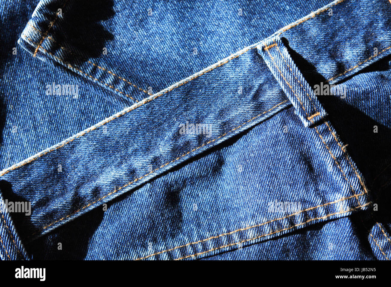 Bello sfondo costituito da estrema closeup jeans blu sotto la luce del sole Foto Stock