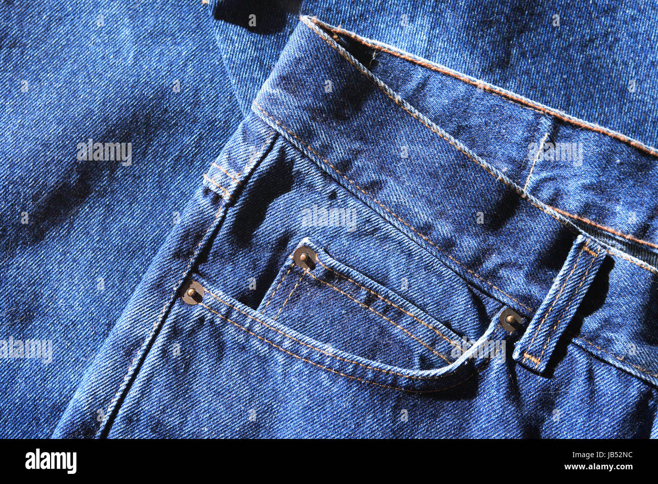 Bello sfondo costituito da estrema closeup jeans blu sotto la luce del sole Foto Stock