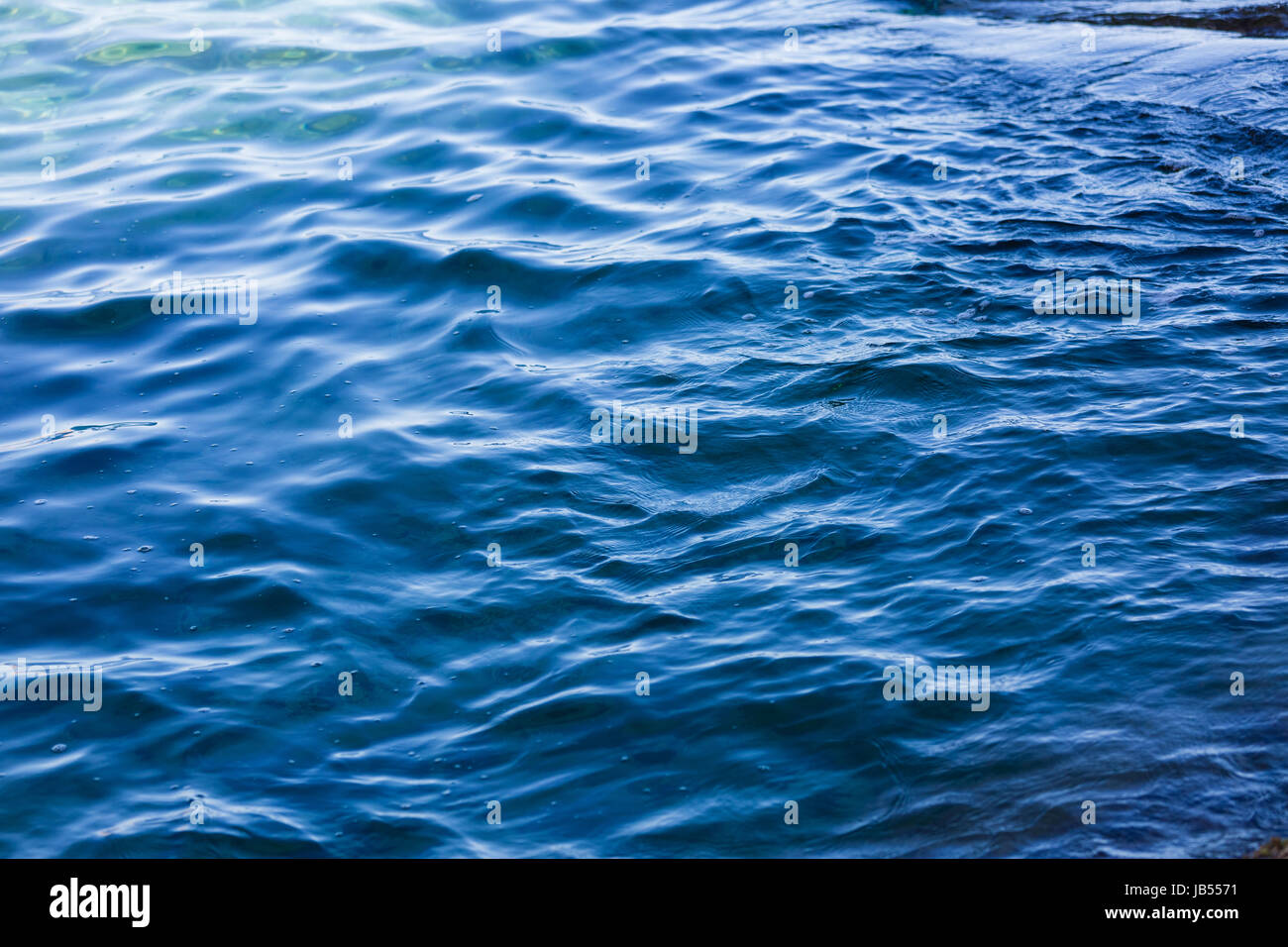 Calme acque torbide, foto dall'alto che mostra la superficie del mare, sfondo astratto e carta da parati Foto Stock