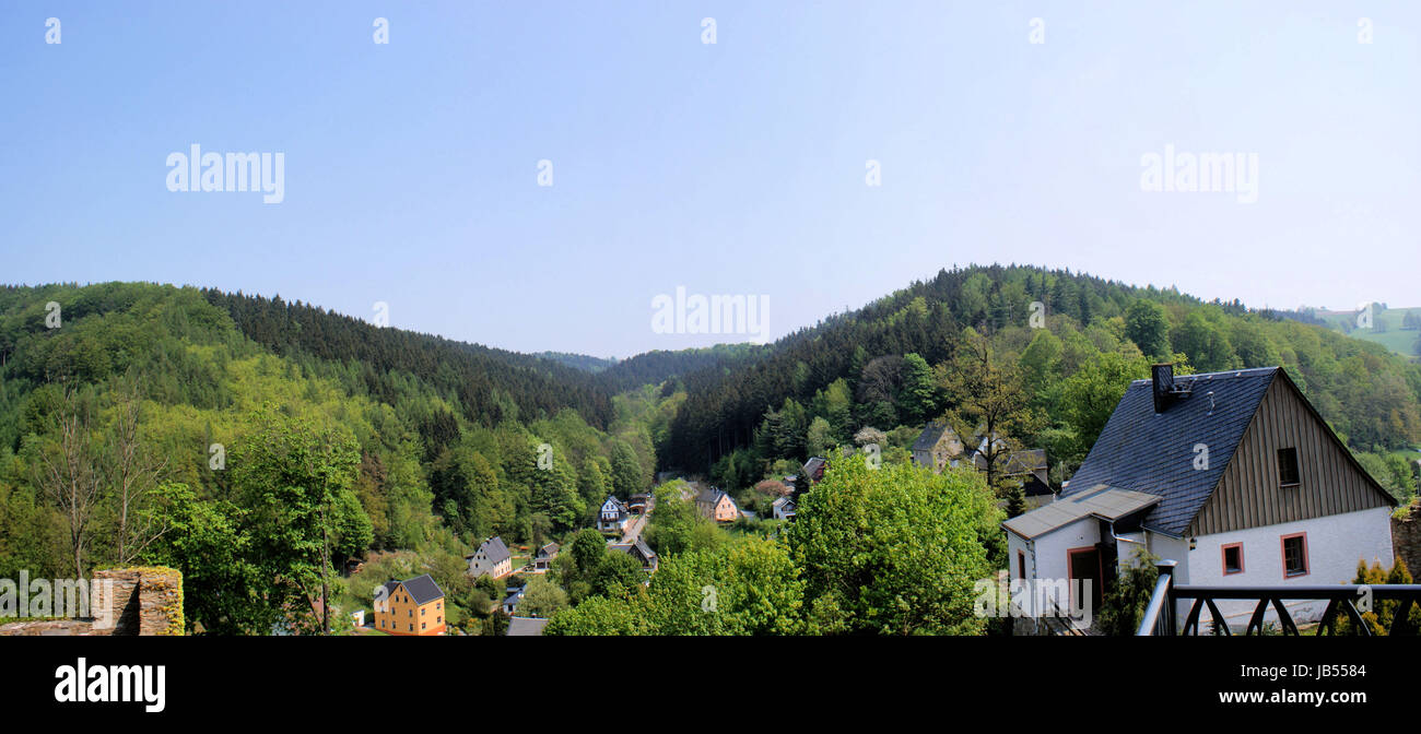 I Monti Metalliferi nella primavera; immagine panorama; paesaggio collinare, boschi misti e case Foto Stock