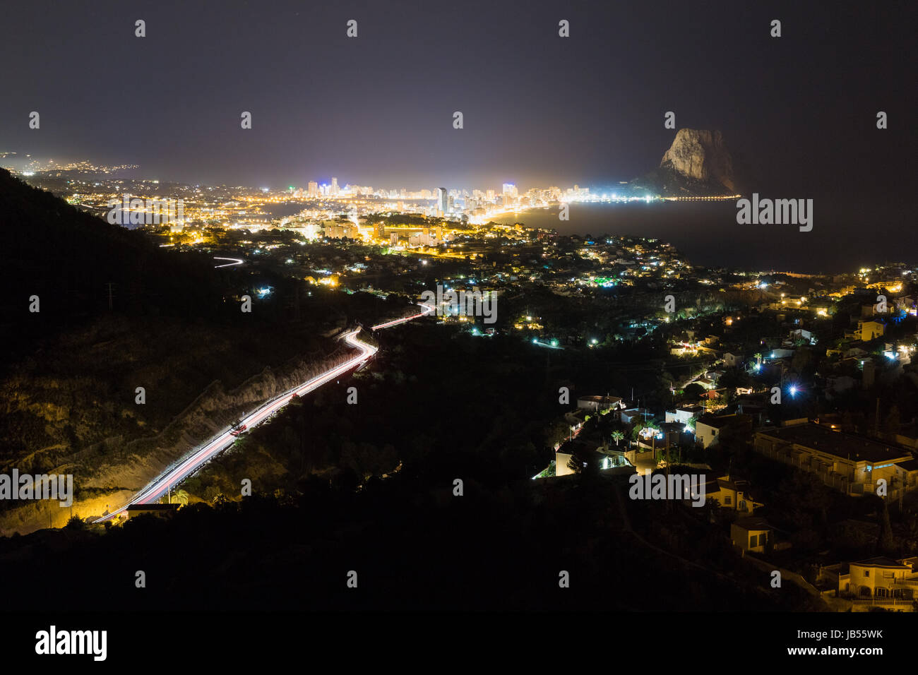 Autostrada strada della città, scuro paesaggio, paesaggio lunga esposizione che mostra i percorsi di luce Foto Stock