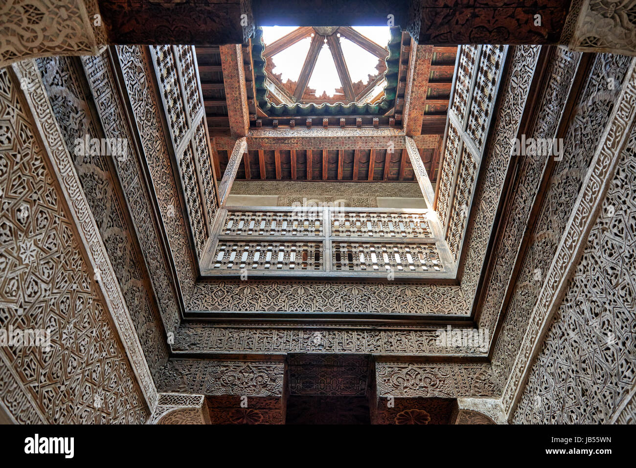 Architettura moresca di scuola islamica medersa Ben Youssef, Marrakech, Marocco, Africa Foto Stock