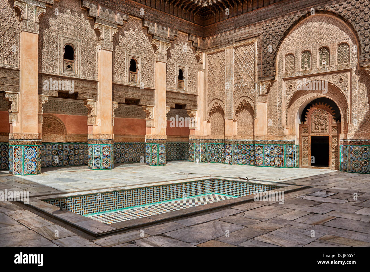 Architettura moresca di scuola islamica medersa Ben Youssef, Marrakech, Marocco, Africa Foto Stock