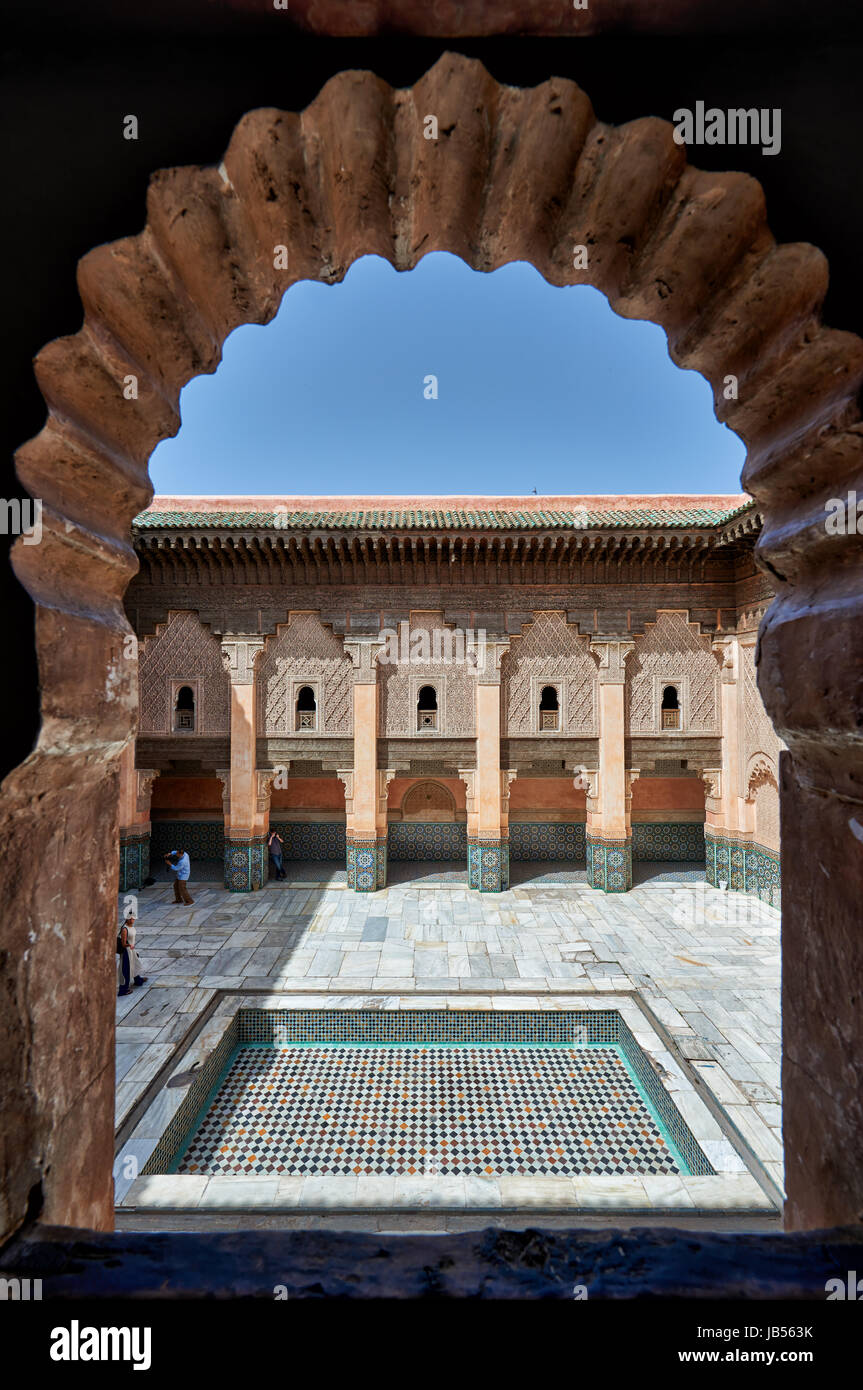 Architettura moresca di scuola islamica medersa Ben Youssef, Marrakech, Marocco, Africa Foto Stock