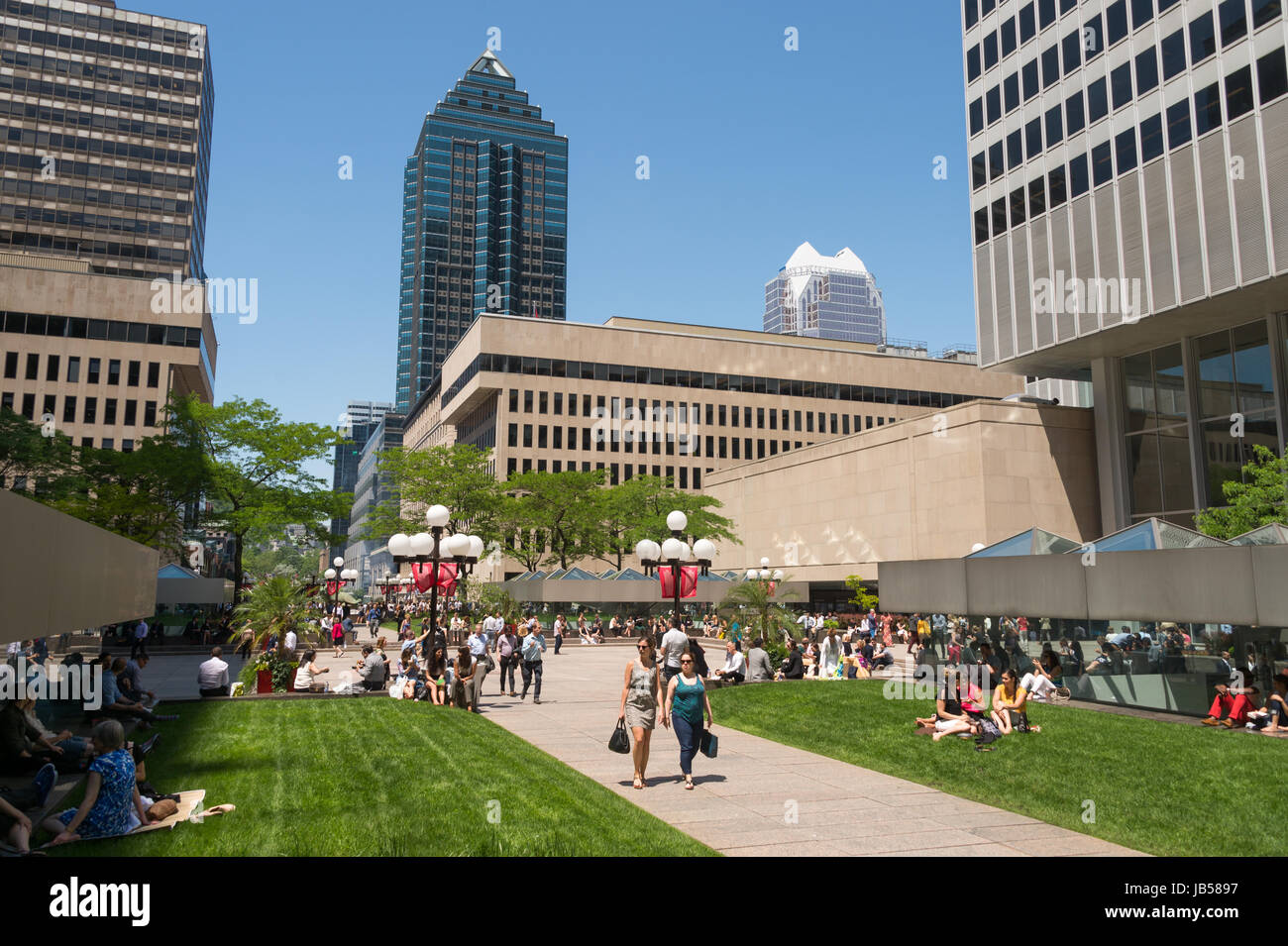 Montreal, Canada - 8 Giugno 2017: Place Ville Marie esplanade e 1501 McGill College grattacielo Foto Stock