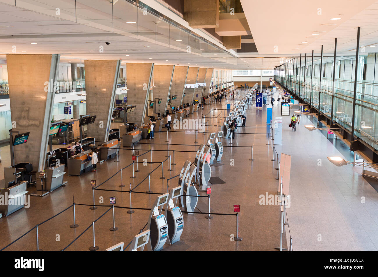 Montreal, Canada - 8 Giugno 2017: banchi per il check-in presso Pierre Elliott Trudeau International airport. Foto Stock