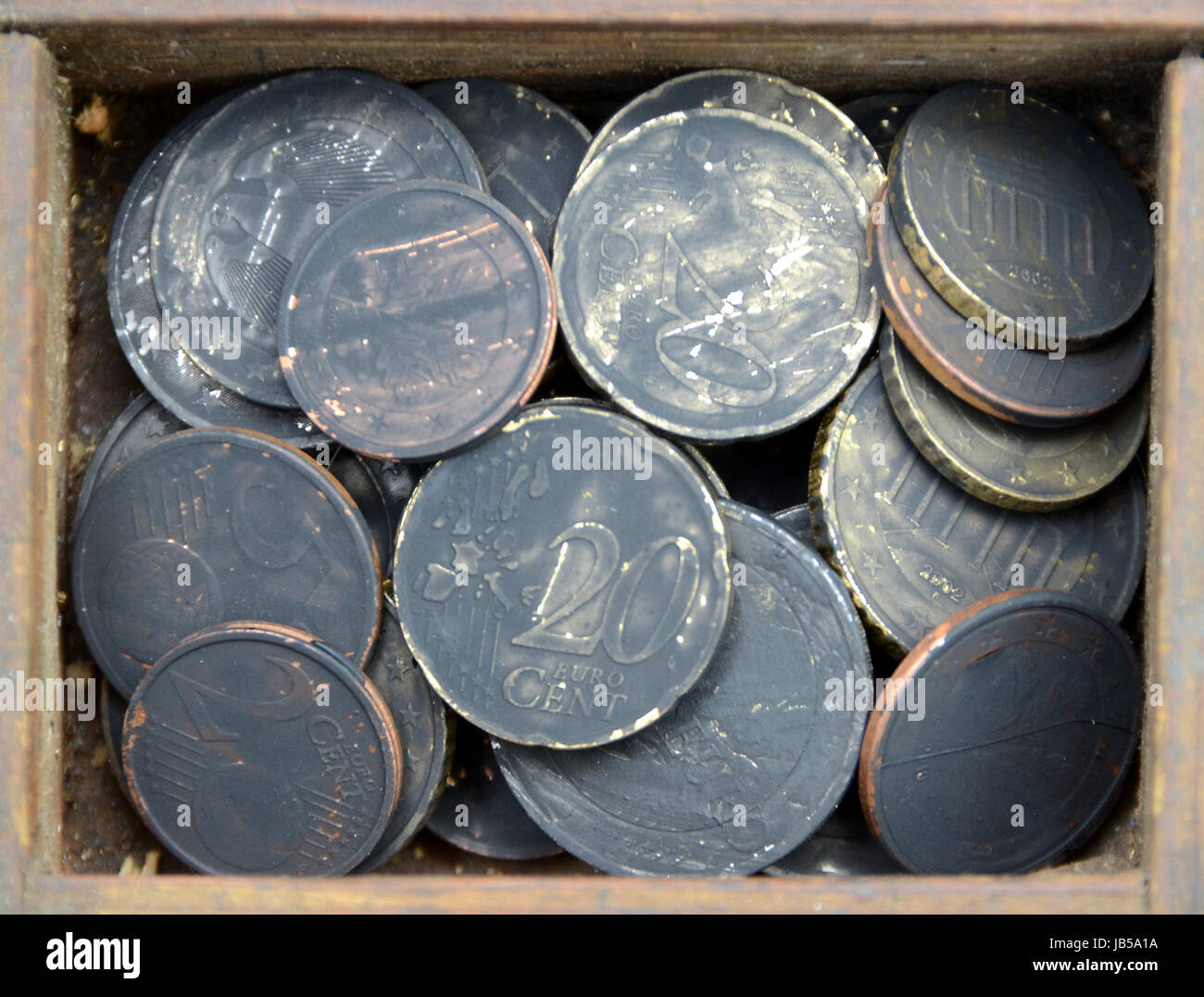 Denaro nero: Eurocoins verniciato nero suggerendo alla conferma il termine "denaro nero' per la frode fiscale. Foto Stock