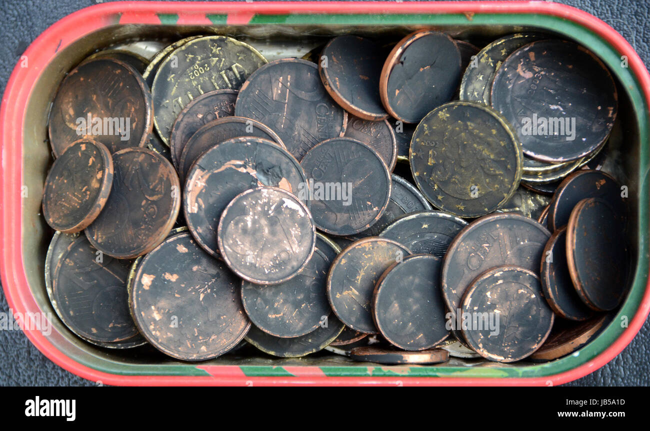 Denaro nero: Eurocoins verniciato nero suggerendo alla conferma il termine "denaro nero' per la frode fiscale. Foto Stock