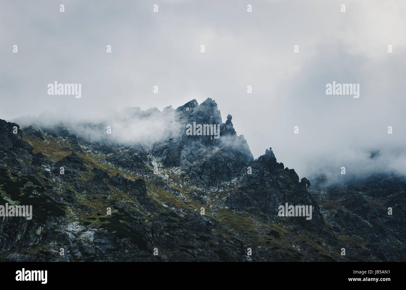 Picco di montagna avvolta in nuvole temporalesche. Orientale vertici Tatra, Polonia Foto Stock