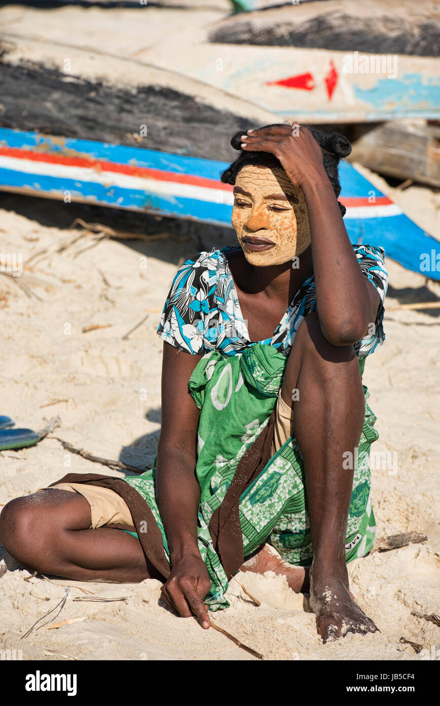 Sakalava donna con faccia Tabaky vernice, Morondava, Madagascar Foto Stock